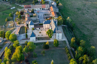Vue aérienne de Château de Montbras, Hostellerie de L'Isle en Bray à Montbras dans le département Meuse, France