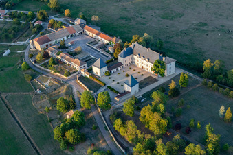 Vue aérienne de Château de Montbras avec Hostellerie de L'Isle en Bray à Montbras à Champougny dans le département Meuse, France