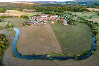 Vue aérienne de Boucle au fil de la Meuse autour du village Autigny-la-Tour à Autigny-la-Tour dans le département Vosges, France