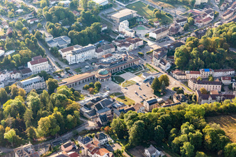 Vue aérienne de Thermes et casino Thermes de Contrexéville à Contrexéville à Contrexéville dans le département Vosges, France