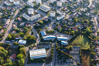 Vue aérienne de Ecole Primaire Stanislas Lesczynski à Contrexéville dans le département Vosges, France