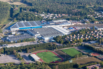 Vue aérienne de Site de l'usine de fabrication de produits alimentaires Nestlé Waters Supply Est à Vittel dans le département Vosges, France