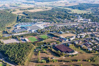 Vue aérienne de Nestlé Waters Supply Est à Vittel dans le département Vosges, France