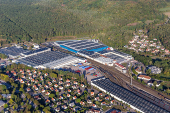 Photographie aérienne de Site de l'usine de fabrication de produits alimentaires Nestlé Waters Supply Est à Vittel dans le département Vosges, France