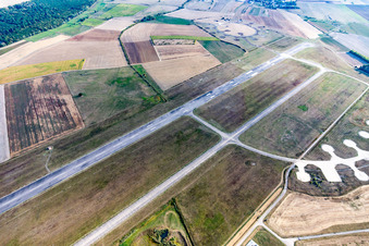 Vue aérienne de Aéroport d'Épinal-Mirecourt à Juvaincourt dans le département Vosges, France
