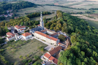 Vue aérienne de Basilique de Sion à Saxon-Sion dans le département Meurthe et Moselle, France