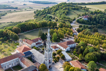 Vue aérienne de Clocher et toit de la tour de la Basilique Notre-Dame de Sion sur une colline boisée à Saxon-Sion dans le département Meurthe et Moselle, France
