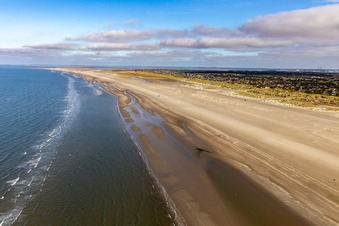 Vue aérienne de Paysage de plage de sable le long du littoral sur la côte ouest de l'île de Fanø en mer du Nord à Fanø dans le département Syddanmark, Danemark