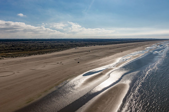 Vue aérienne de Plage de sable avec circulation automobile le long du littoral sur la côte ouest de l'île de Fanø, en mer du Nord à Fanø dans le département Syddanmark, Danemark
