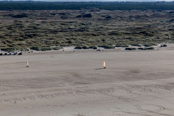 Vue aérienne de Buggys et kitesurfeurs sur la plage de sable à Fanø dans le département Syddanmark, Danemark