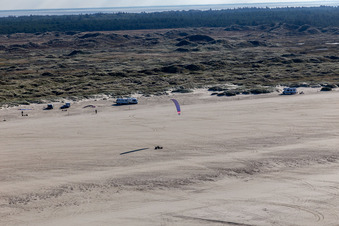 Vue aérienne de Buggys et kitesurfeurs sur la plage de sable à Fanø dans le département Syddanmark, Danemark