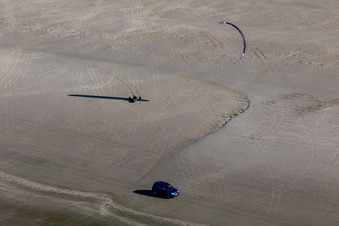Photographie aérienne de Buggys et kitesurfeurs sur la plage de sable à Fanø dans le département Syddanmark, Danemark