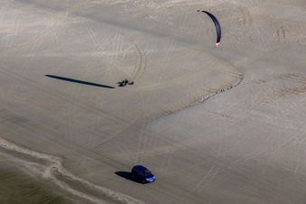 Vue aérienne de Conduite dans le paysage de plage de sable le long du littoral de la mer du Nord à Fanø à Fanø dans le département Syddanmark, Danemark