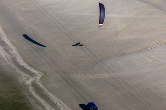 Vue oblique de Buggys et kitesurfeurs sur la plage de sable à Fanø dans le département Syddanmark, Danemark
