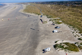 Buggys et kitesurfeurs sur la plage de sable à Fanø dans le département Syddanmark, Danemark d'en haut