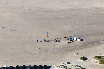 Buggys et kitesurfeurs sur la plage de sable à Fanø dans le département Syddanmark, Danemark hors des airs