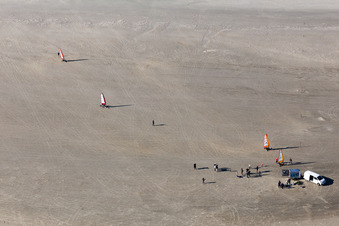 Buggys et kitesurfeurs sur la plage de sable à Fanø dans le département Syddanmark, Danemark vue d'en haut