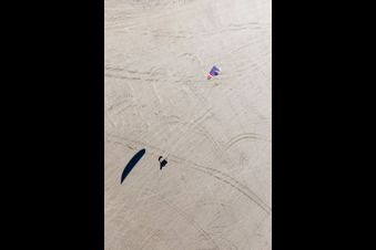 Vue d'oiseau de Buggys et kitesurfeurs sur la plage de sable à Fanø dans le département Syddanmark, Danemark