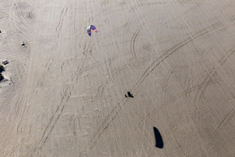 Buggys et kitesurfeurs sur la plage de sable à Fanø dans le département Syddanmark, Danemark vue du ciel