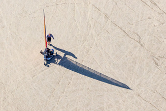 Enregistrement par drone de Buggys et kitesurfeurs sur la plage de sable à Fanø dans le département Syddanmark, Danemark