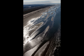 Vue aérienne de Plage de sable avec circulation automobile le long du littoral sur la côte ouest de l'île de Fanø, en mer du Nord à Fanø dans le département Syddanmark, Danemark