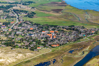 Vue aérienne de Centre du village sur la zone côtière de la mer du Nord, mer des Wadden, dans le district de Sönderho, au sud de l'île de Fanø à Fanø dans le département Syddanmark, Danemark