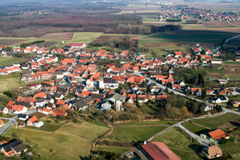 Vue aérienne de Champs agricoles et terres agricoles à Salmbach dans le département Bas Rhin, France