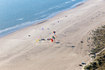 Vue aérienne de Cerfs-volants sur la plage ouest à Fanø dans le département Syddanmark, Danemark