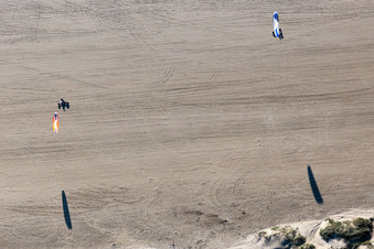 Vue aérienne de Cerfs-volants sur la plage ouest à Fanø dans le département Syddanmark, Danemark