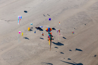Vue aérienne de Cerfs-volants colorés au-dessus de la plage de sable sur la côte ouest de l'île de Fanø, dans la mer du Nord à Fanø dans le département Syddanmark, Danemark