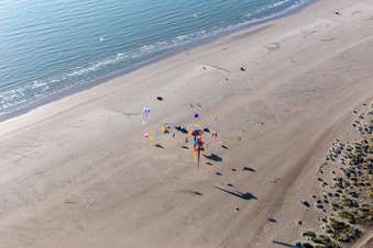 Vue aérienne de Cerfs-volants colorés au-dessus de la plage de sable sur la côte ouest de l'île de Fanø, dans la mer du Nord à Fanø dans le département Syddanmark, Danemark