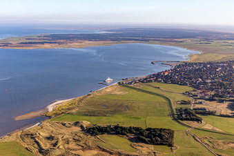 Vue aérienne de Ferry / Port de ferry de Nordby à Fanø dans le département Syddanmark, Danemark