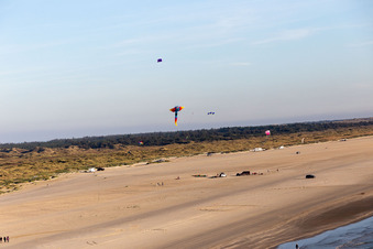Vue aérienne de Cerfs-volants sur la plage à Fanø dans le département Syddanmark, Danemark
