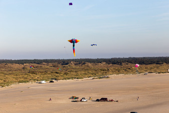 Vue aérienne de Cerfs-volants sur la plage à Fanø dans le département Syddanmark, Danemark