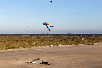 Photographie aérienne de Cerfs-volants sur la plage à Fanø dans le département Syddanmark, Danemark