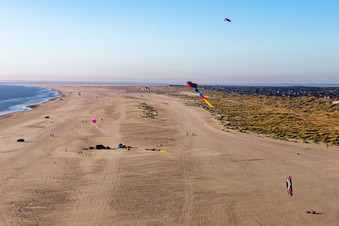 Vue aérienne de Cerfs-volants sur la plage à Fanø dans le département Syddanmark, Danemark