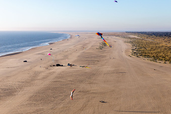 Photographie aérienne de Cerfs-volants colorés au-dessus de la plage de sable sur la côte ouest de l'île de Fanø, dans la mer du Nord à Fanø dans le département Syddanmark, Danemark
