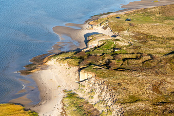 Vue aérienne de Complexe de bâtiments bunkers en béton et en acier du Mur de l'Atlantique sur la plage de la mer du Nord à Fanø à Fanø dans le département Syddanmark, Danemark