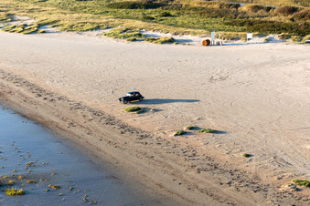 Vue aérienne de Plage de sable avec Citroën vintage sur l'île de Fanø, dans la mer du Nord à Fanø dans le département Syddanmark, Danemark