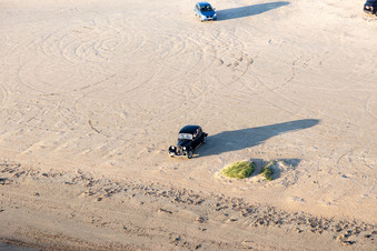 Vue aérienne de Voiture ancienne Citroën sur la plage à Fanø dans le département Syddanmark, Danemark