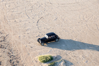 Vue aérienne de Voiture ancienne Citroën sur la plage à Fanø dans le département Syddanmark, Danemark