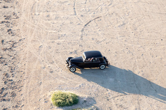 Photographie aérienne de Voiture ancienne Citroën sur la plage à Fanø dans le département Syddanmark, Danemark