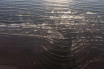 Vue aérienne de Paysage de plage de sable avec des vagues le long de la côte de la mer du Nord à Fanø à Fanø dans le département Syddanmark, Danemark