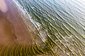 Vue aérienne de Paysage de plage de sable avec des vagues le long de la côte de la mer du Nord à Fanø à Fanø dans le département Syddanmark, Danemark