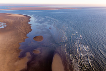 Vue aérienne de Banc de sable sur la plage ouest de la mer du Nord à marée haute à Fanø à Fanø dans le département Syddanmark, Danemark