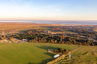 Vue aérienne de Moulin à vent de Sønderho Mølle à Fanø dans le département Syddanmark, Danemark