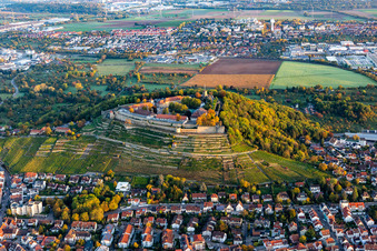 Vue aérienne de Ancienne forteresse, aujourd'hui hôpital pénitentiaire de Hohenasperg, sur un vignoble à Asperg dans le département Bade-Wurtemberg, Allemagne