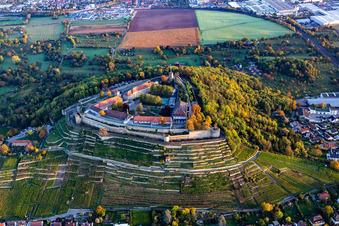Vue aérienne de Ancienne forteresse, aujourd'hui hôpital pénitentiaire de Hohenasperg, sur un vignoble à Asperg dans le département Bade-Wurtemberg, Allemagne