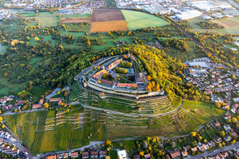 Vue aérienne de Hôpital pénitentiaire dans l'ancienne forteresse de Hohenasperg sur un vignoble à Asperg dans le département Bade-Wurtemberg, Allemagne