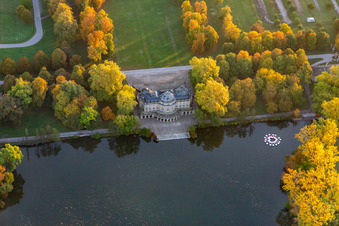 Vue aérienne de Château de Monrepos au bord du lac à le quartier Eglosheim in Ludwigsburg dans le département Bade-Wurtemberg, Allemagne